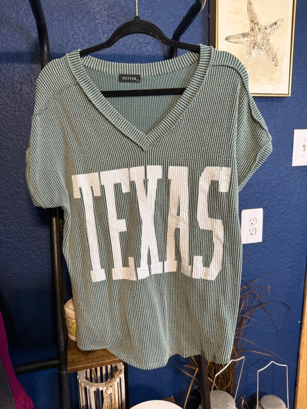 Zutter Knit 'TEXAS' V-Neck Pullover Tee in Sage Green and White